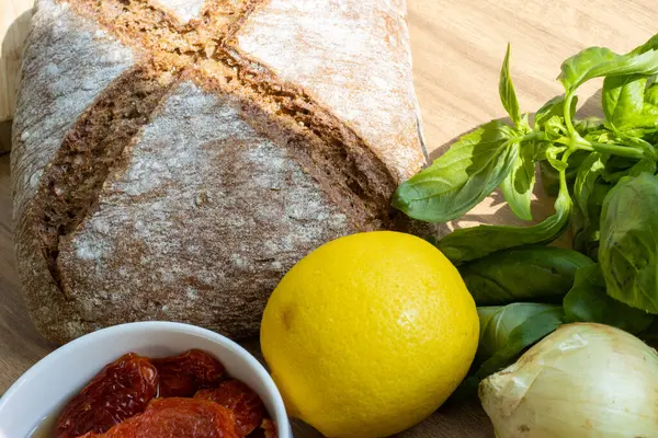 Limonun yanında taze ekşi ekmek ve gün ışığında kulaklar.