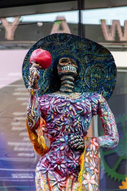 Times Meydanı New York 'ta Ölüler Günü için büyük şapkalı bir çiçek iskeleti figürü.