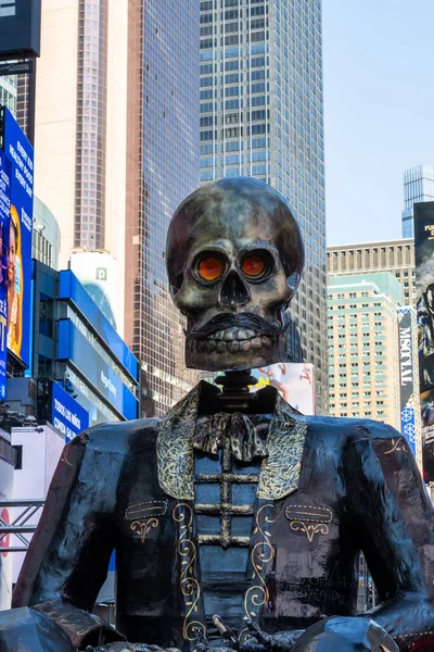 The Day of the Dead için Times Square New York 'taki metalik iskelet figürü