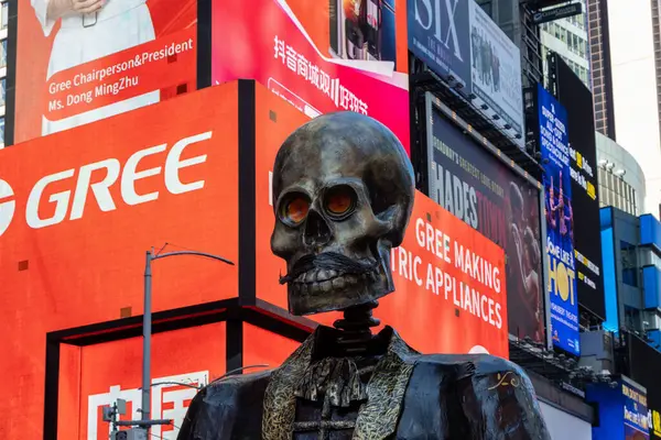 Times Meydanı New York 'ta, ölüm kutlamalarının olduğu gün büyük bir iskelet sindirimi.