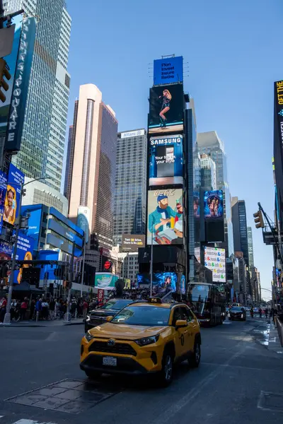 Sabah Times Meydanı 'ndan geçen arabalar.