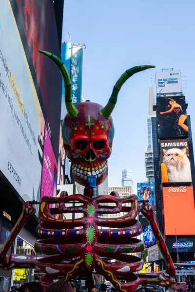 Boynuzlu iskelet figürü Times Meydanı New York Ölüler Günü için