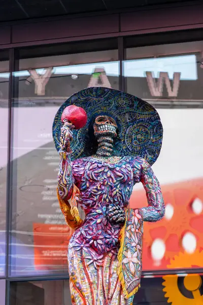 Times Meydanı New York 'ta Ölüler Günü için büyük şapkalı bir çiçek iskeleti figürü.