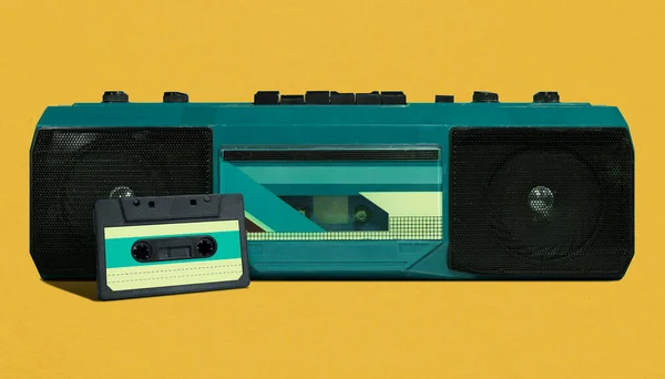 Przenośny Magnetofon Radiowy Retro Blue Kasetą Lat Izolowany Żółtym Tle — Zdjęcie stockowe