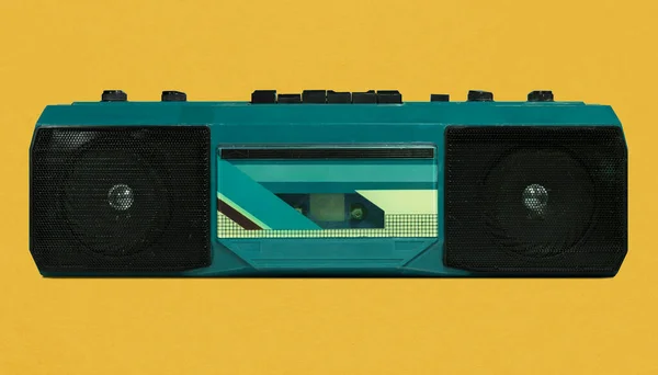 黄色の背景に隔離された80年代からレトロブルーポータブルラジオカセットレコーダー ポップアートデザイン クローズアップ — ストック写真