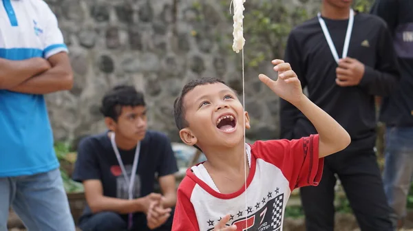 Индонезийский Конкурс Поеданию Крекеров — стоковое фото