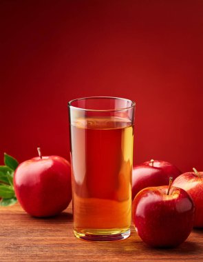 Stüdyo konseptli taze elma suyu.