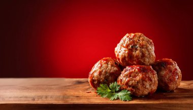 Karanlık yüzeyde köfteler.