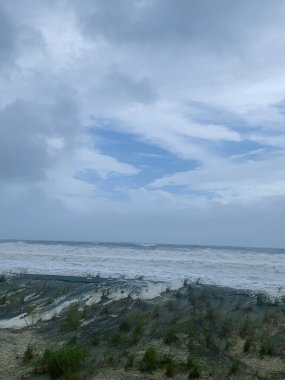 Kumsalda kasırga üstüne fırtına kopuyor..