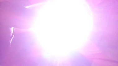 İş yerindeki bir kaynak makinesinin kapanışı. İşçi metali kaynaklıyor.