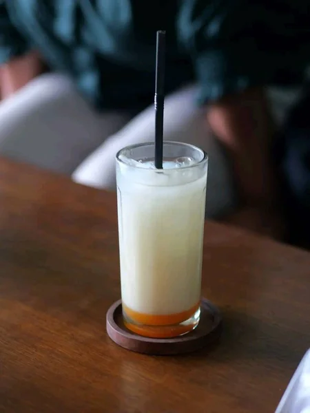 Een Glas Koude Melk Drinken Tafel Een Nabijgelegen Café — Stockfoto