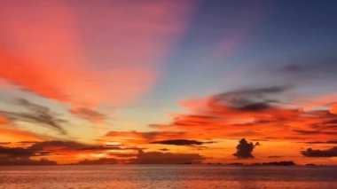 Gün doğumunun ve günbatımının fotoğrafsal materyalleri