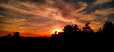 Gün doğumunun ve günbatımının fotoğrafsal materyalleri