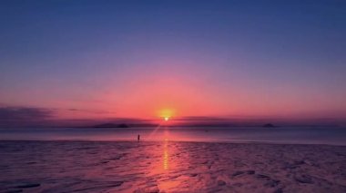 Gün doğumunun ve günbatımının fotoğrafsal materyalleri
