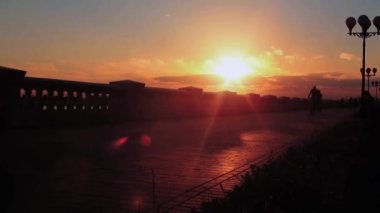 Gün doğumunun ve günbatımının fotoğrafsal materyalleri