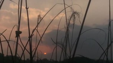 Gün doğumunun ve günbatımının fotoğrafsal materyalleri