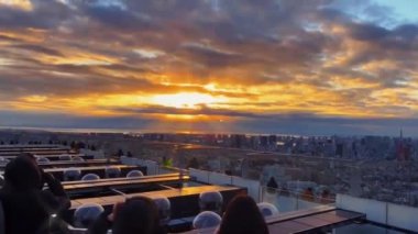 Gün doğumunun ve günbatımının fotoğrafsal materyalleri