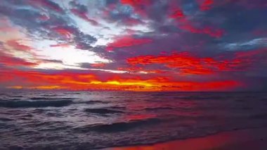 Gün doğumunun ve günbatımının fotoğrafsal materyalleri