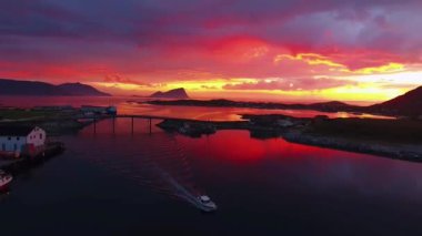 Gün doğumunun ve günbatımının fotoğrafsal materyalleri