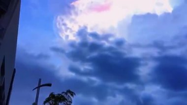 Gün doğumunun ve günbatımının fotoğrafsal materyalleri