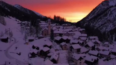 Gün doğumunun ve günbatımının fotoğrafsal materyalleri