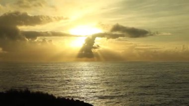 Gün doğumunun ve günbatımının fotoğrafsal materyalleri