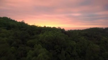 Gün doğumunun ve günbatımının fotoğrafsal materyalleri