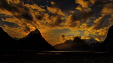 Gün doğumunun ve günbatımının fotoğrafsal materyalleri