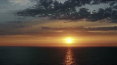 Gün doğumunun ve günbatımının fotoğrafsal materyalleri