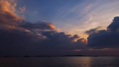 Gün doğumunun ve günbatımının fotoğrafsal materyalleri