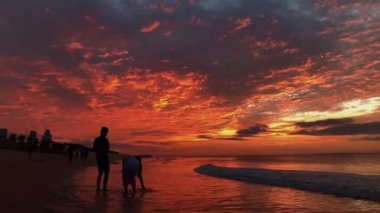 Gün doğumunun ve günbatımının fotoğrafsal materyalleri