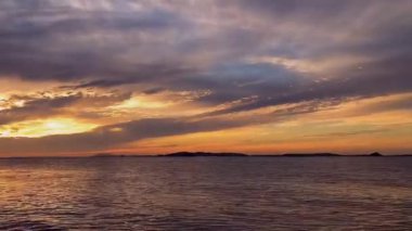 Gün doğumunun ve günbatımının fotoğrafsal materyalleri