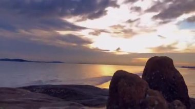 Gün doğumunun ve günbatımının fotoğrafsal materyalleri