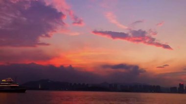 Gün doğumunun ve günbatımının fotoğrafsal materyalleri