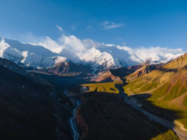 Lenin zirvesi Kırgızistan ve Tacikistan sınırındaki Chon-Alai Sıradağları 'nda 7134 metreye (23406 ft) yükselir..