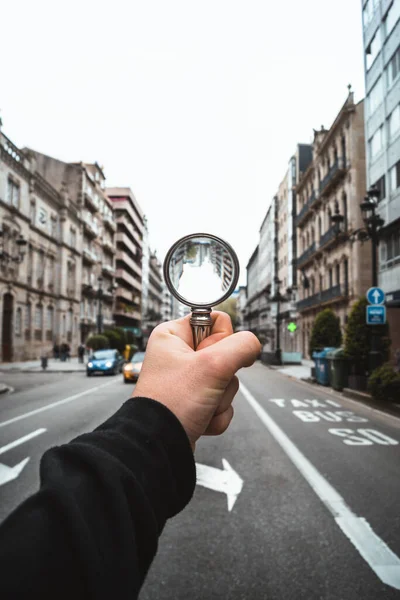 Şehir büyüteçle kaplanmış.