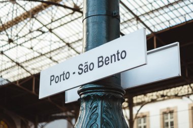 Porto 'daki ünlü Sao Bento tren istasyonunun işaretlerinden biri.