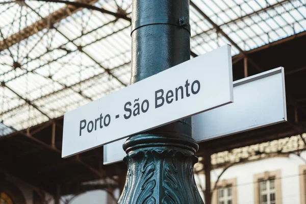 Porto 'daki ünlü Sao Bento tren istasyonunun işaretlerinden biri.