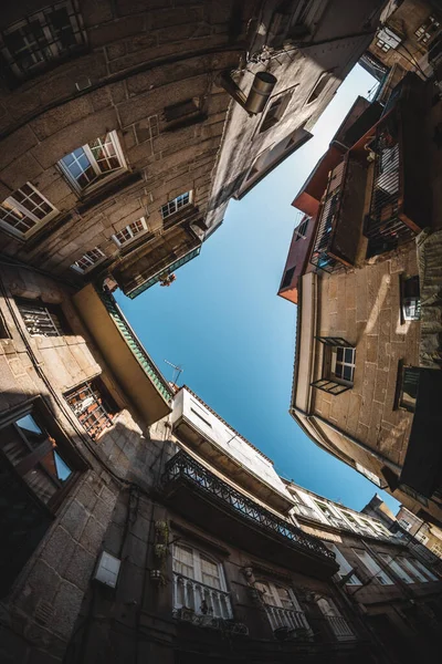 Vigo 'nun Casco Vello' sunun sokağına bakıyorum.