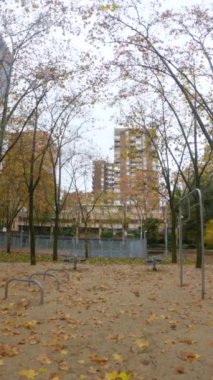 Madrid 'de soğuk yağmurlu bir sonbahar gününde boş jimnastik parkının ileri açısı