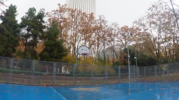 马德里一个寒冷的秋日 一个空荡荡的篮球场里 一个广角向前移动的篮筐 — 图库视频影像