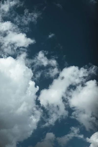 Koyu mavi gökyüzü ve beyaz bulutlar