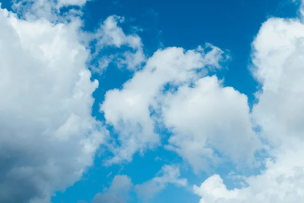Beyaz bulutlu mavi gökyüzü