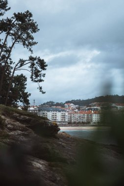 Punta Vicao 'dan Sanxenxo' daki Silgar plajı bulutlu bir günde