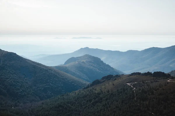 Las Villuercas, Cceres 'te sisli bir sabahta ağaçlı dağların katmanları