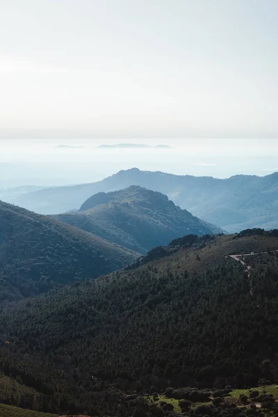 Las Villuercas, Cceres 'te sisli bir sabahta ağaçlı dağların katmanları