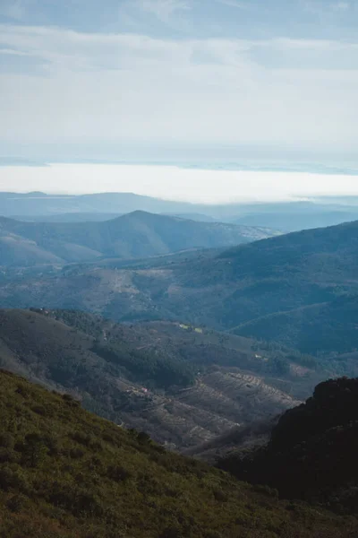 Las Villuercas, Cceres 'den dağları olan bir vadi manzarası.