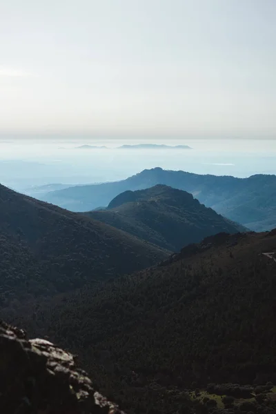 Las Villuercas, Cceres 'te sisli bir sabahta dağların katmanlarıyla manzara