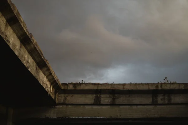 Terk edilmiş yapının köşesinde fırtına bulutları var.