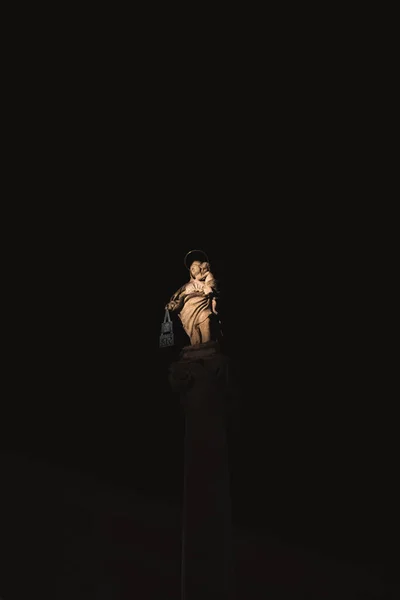 Meryem Ana heykeli bebek İsa 'yı kollarında tutuyor Via Guglielmo Oberdan, Bologna, İtalya' da antik bir sütunun üstünde